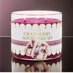 Goose Creek 3-Wick Candle- Cranberry Shortbread (14.5 oz)